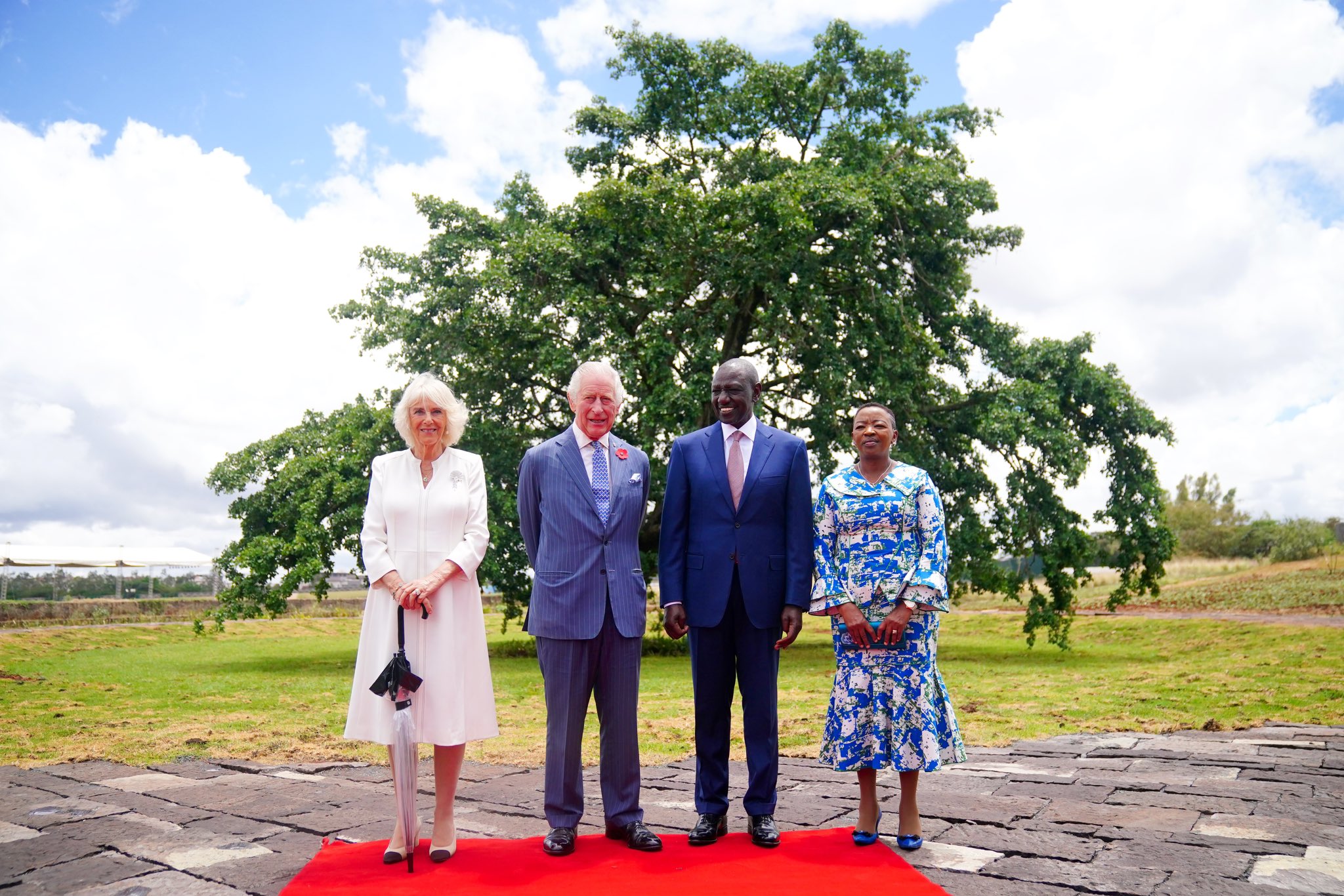 烏呼魯花園國家紀念碑和博物館是位於肯亞內羅畢的紀念公園和博物館，慶祝獨立12 週年時所種植的無花果樹。查爾斯國王此趟前來，在此與肯亞總統伉儷合影。（圖／翻攝自FB@King CharlesIII）